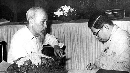 Hình 04: Chủ tịch Hồ Chí Minh hỏi chuyện GS.VS Trần Đại Nghĩa - nhà khoa học đã tự nguyện về nước cùng Bác Hồ năm 1946 để cống hiến cho Tổ quốc.