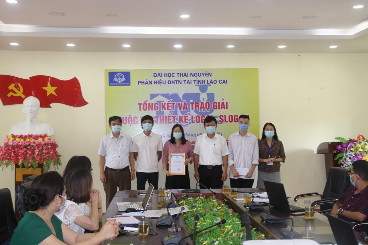 Ban giám đốc Phân hiệu trao giải Nhất và giải Khuyến khích cho các tác giả đạt giải