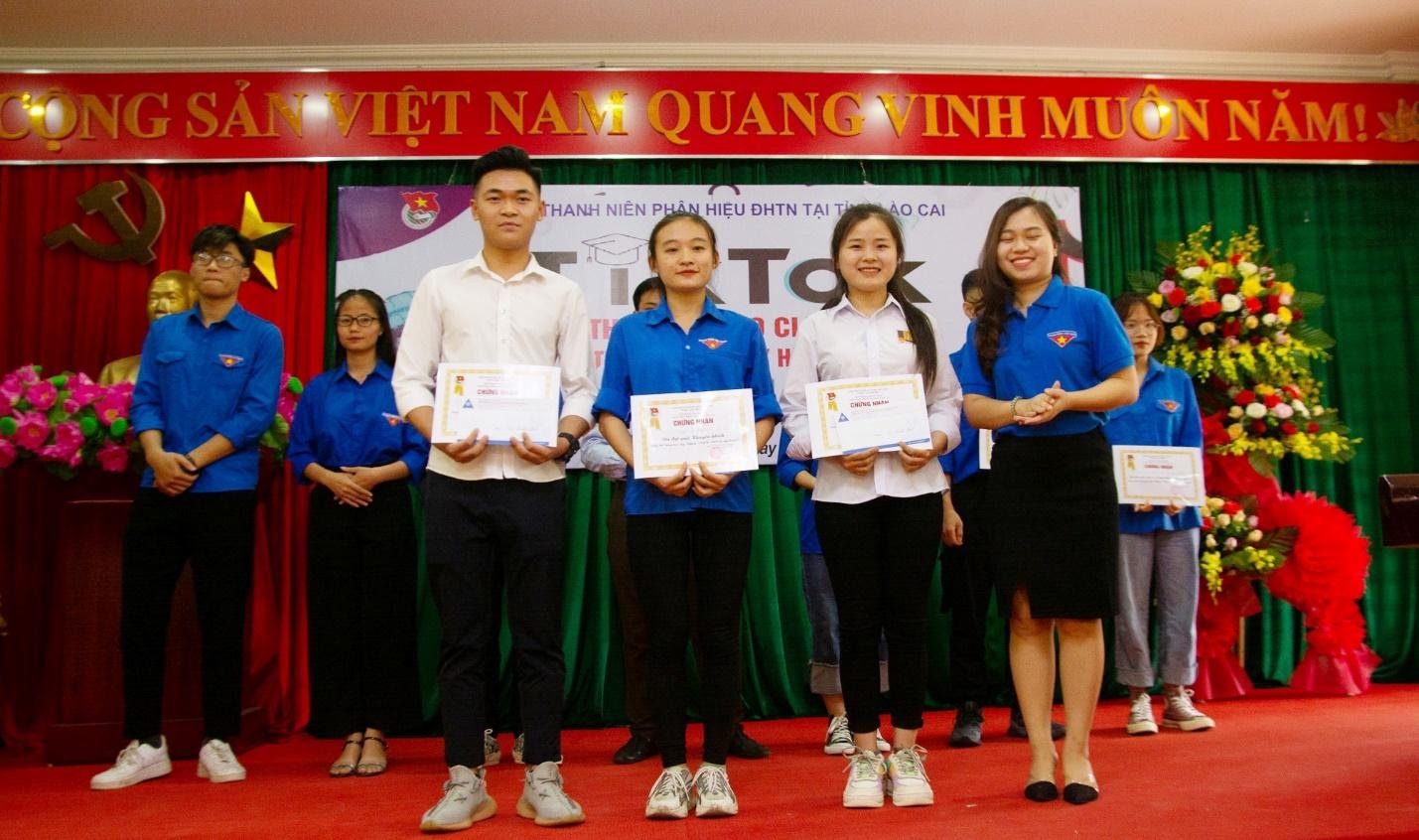 Đ/c Hà Lê Hồng Nhung – Phó Bí thư Liên chi đoàn Khoa KTDL trao giấy chứng nhận và phần thưởng cho các đội thi