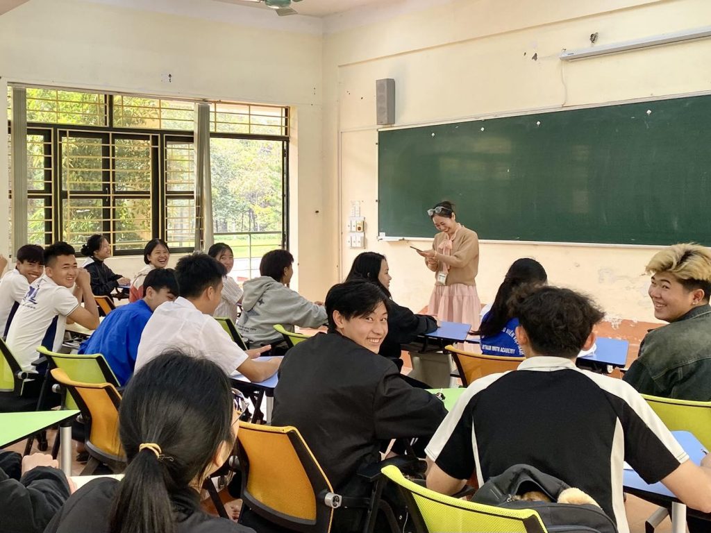 Có thể là hình ảnh về 10 người, mọi người đang học và văn bản