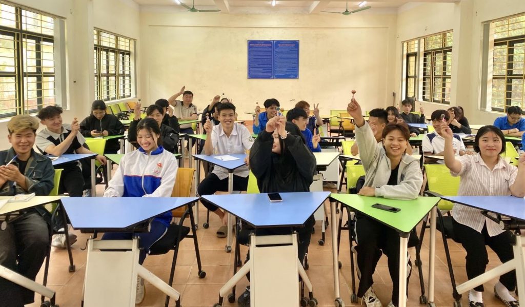Có thể là hình ảnh về 13 người, mọi người đang học và bàn