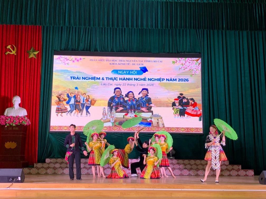 Có thể là hình ảnh về đang khiêu vũ và văn bản cho biết 'PHAN HIỆU DARHOC THAI NGU GUYE YÊN ENI TAI TINHLÀOCA WSMETOMOCTTTG NH KHOЛ KINIE - uoH 까리 NGAYHỌI NGAY TRẢI NGHIỆM & THỰC HÀNH NGHE NGHIỆP NĂM 2026 Lào Cal, ngày 2 thàng năm 2026 오'