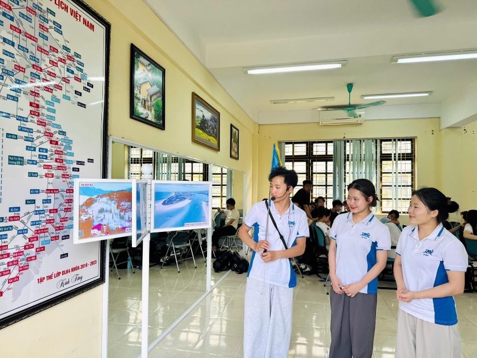 Có thể là hình ảnh về một hoặc nhiều người, mọi người đang học và văn bản
