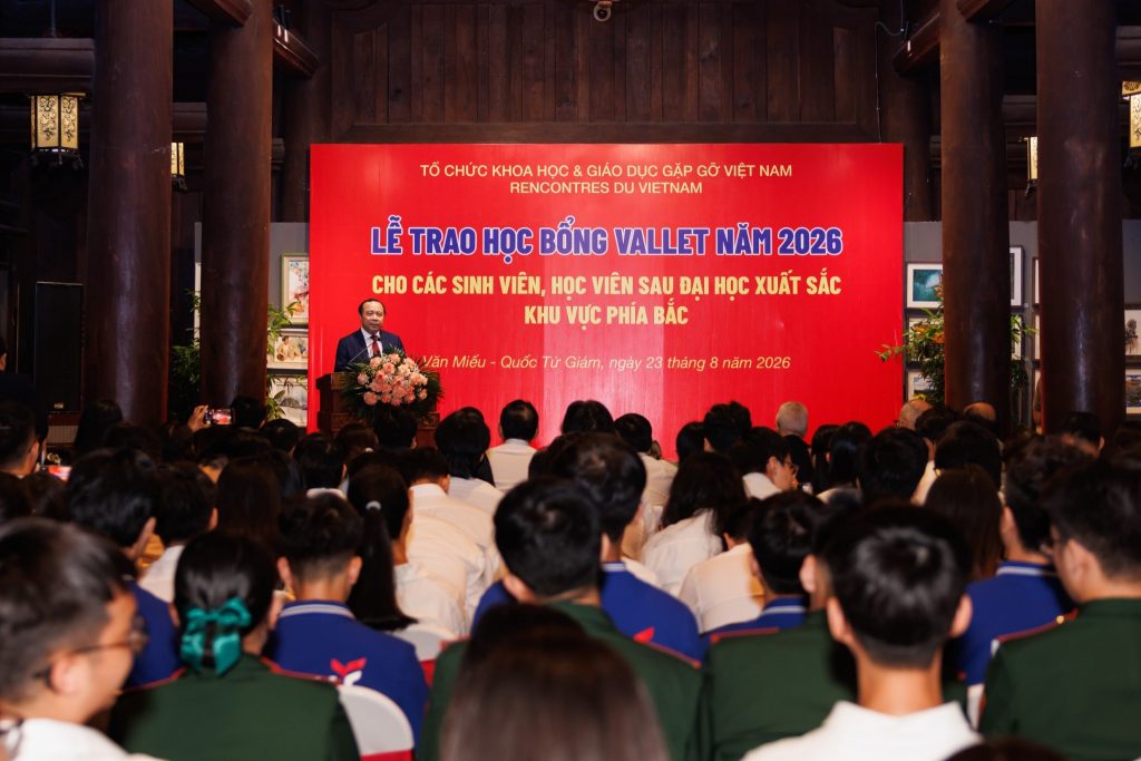 Toàn cảnh hội trường Lễ trao Học bổng Vallet năm 2026 tại Văn Miếu - Quốc Tử Giám.