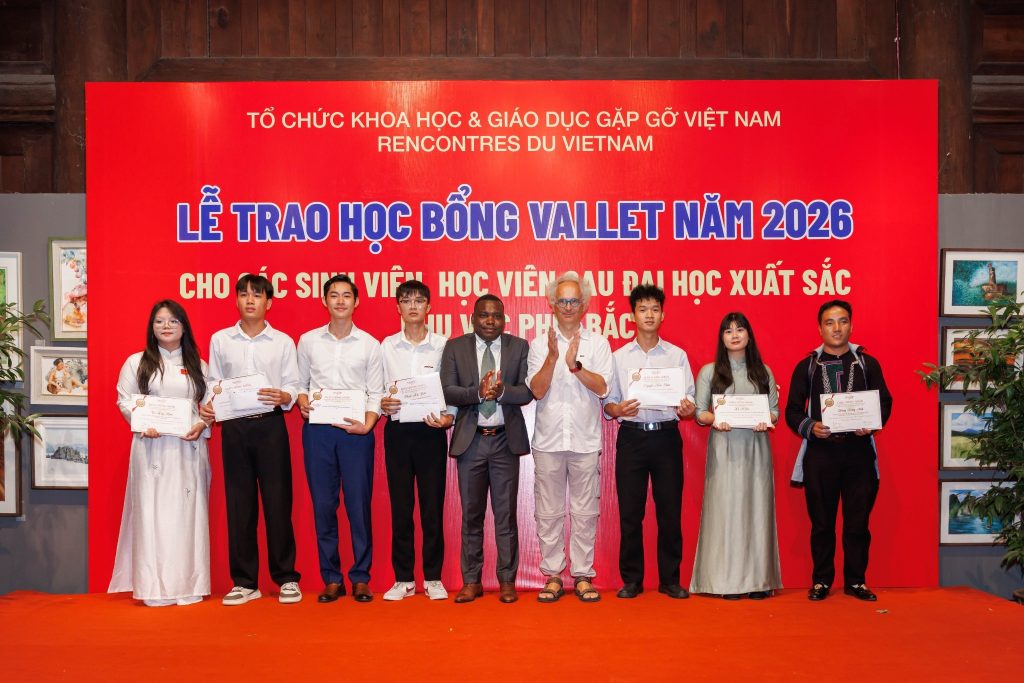 Bảy sinh viên Đại học Thái Nguyên nhận Học bổng Vallet 2026, trong đó sinh viên Lồ A Dê đứng ngoài cùng bên phải.