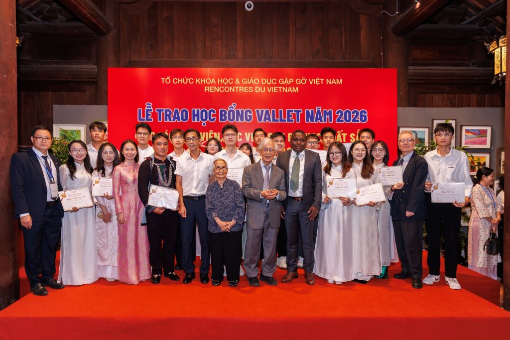 Ảnh lưu niệm của đại biểu, nhà khoa học và sinh viên tại Lễ trao Học bổng Vallet năm 2026.