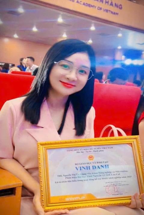 C:\Users\FPTSHOP\Downloads\MINH CHỨNG HỌC TẬP LÀM THEO LỜI BÁC\FILE ẢNH\1. GIÁO VIÊN\vinh danh nhà giáo tiêu biểu.jpg
