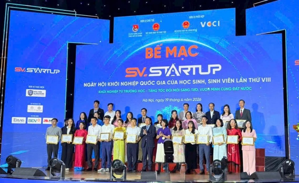 C:\Users\FPTSHOP\Downloads\MINH CHỨNG HỌC TẬP LÀM THEO LỜI BÁC\FILE ẢNH\1. GIÁO VIÊN\vinh danh nhà giáo tiêu biểu trong hướng dẫn khỏi nghiệp.jpg